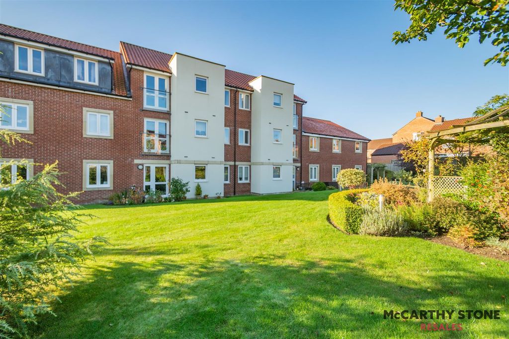 Property photo 1 of 28 8624793-Exterior03.Jpg