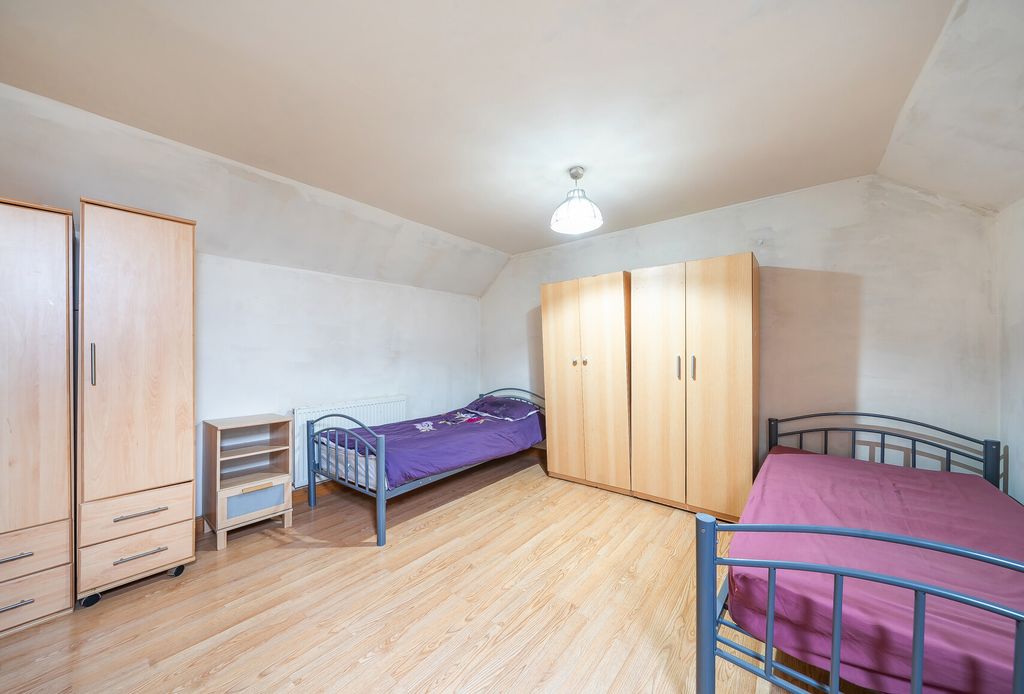 Property photo 2 of 12 1315516-19-685d45...