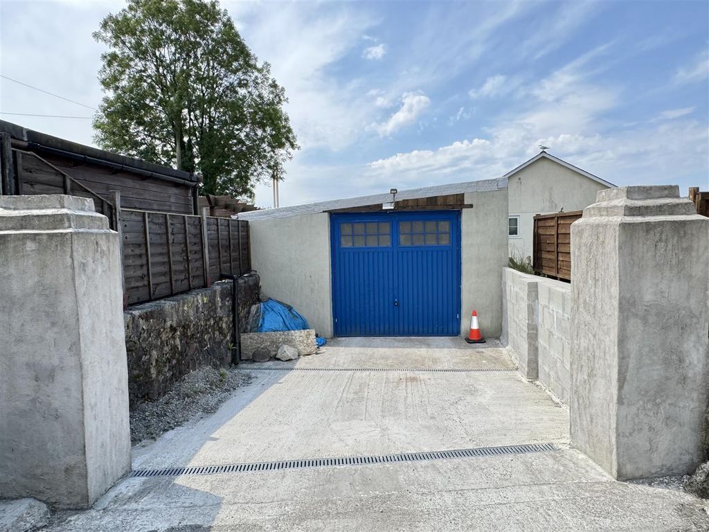 Property photo 3 of 37 Garage: