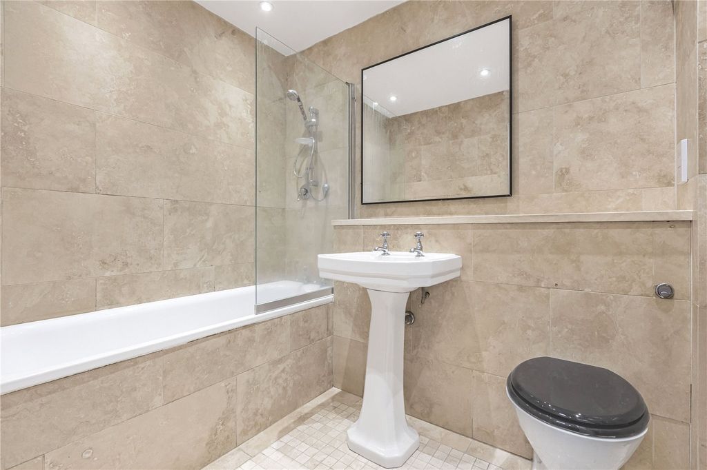 Property photo 3 of 10 Bathroom