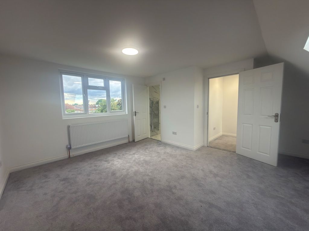 Property photo 1 of 14 Four Bedroom House Ideal For Families- £2650 Pcm