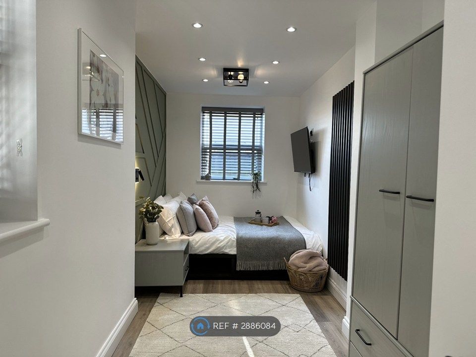 Property photo 1 of 17 Room 2