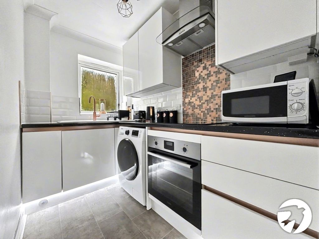 Property photo 3 of 9 Kitchen