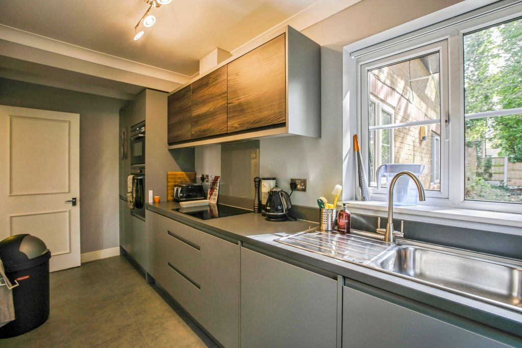 Property photo 3 of 17 Kitchen