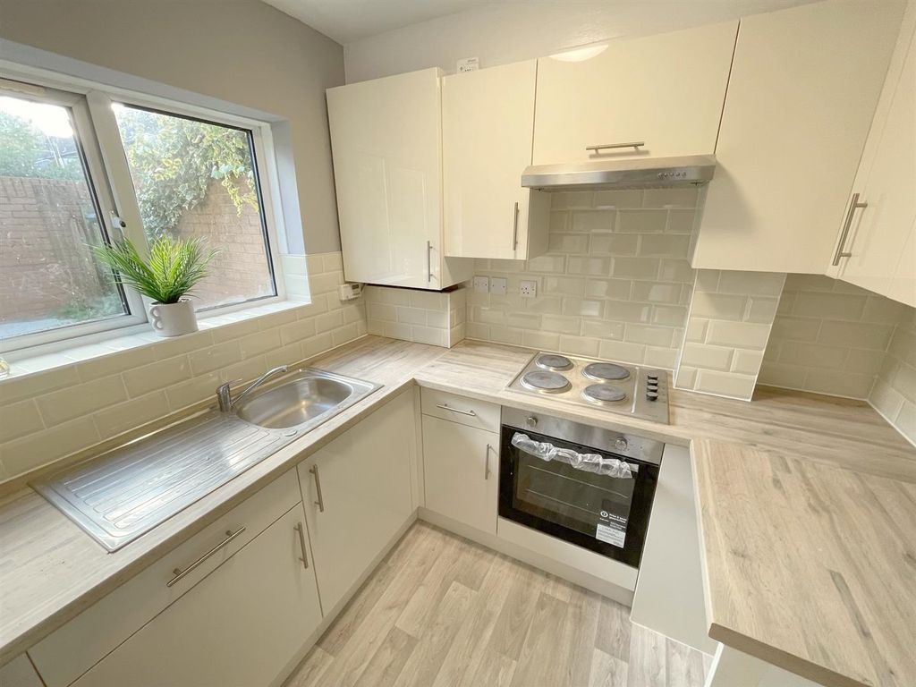 Property photo 2 of 8 Modern Kitchen