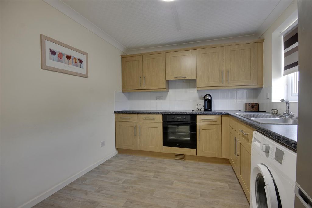 Property photo 3 of 10 Kitchen