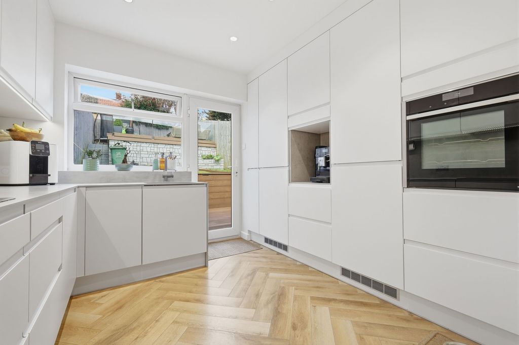 Property photo 3 of 15 Fitted Kitchen