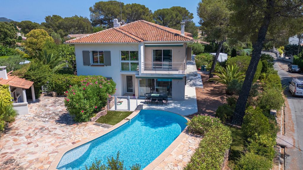 Property photo 1 of 15 Villa Saint Raphael 7 Rooms 260 m2