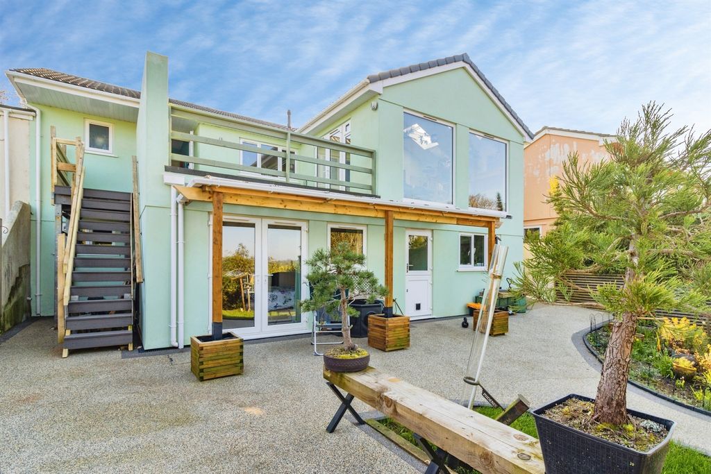 Property photo 2 of 32