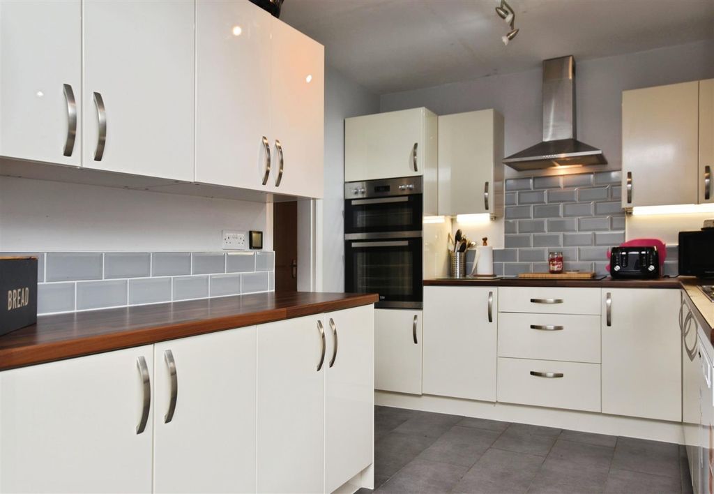 Property photo 2 of 24 6Fbbd6Da-Kitchen 20A.Jpg