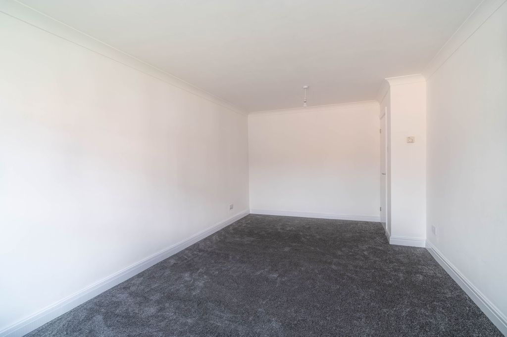 Property photo 3 of 18 Living Room