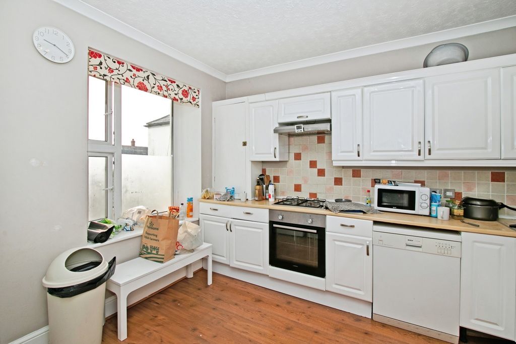 Property photo 3 of 33 Kitchen