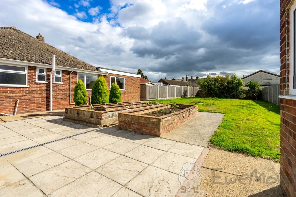 Property photo 3 of 12 South-West Facing Large Garden