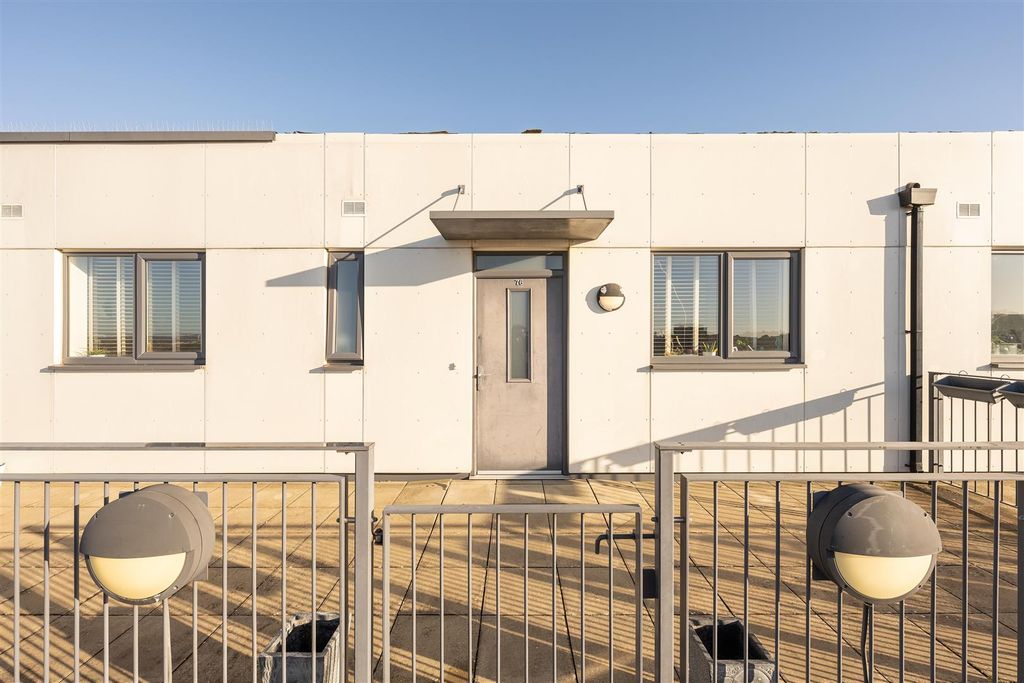 Property photo 2 of 24 Fulbourne Road, E17