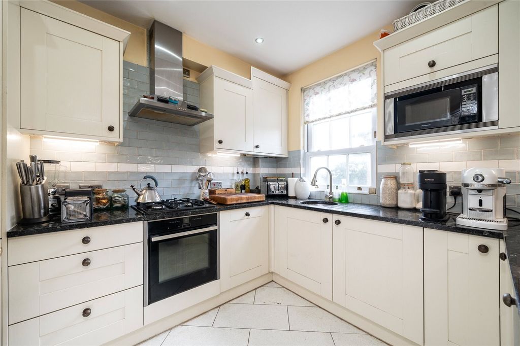Property photo 3 of 10 Kitchen