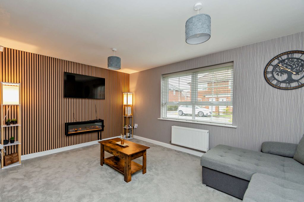 Property photo 3 of 13 Lounge