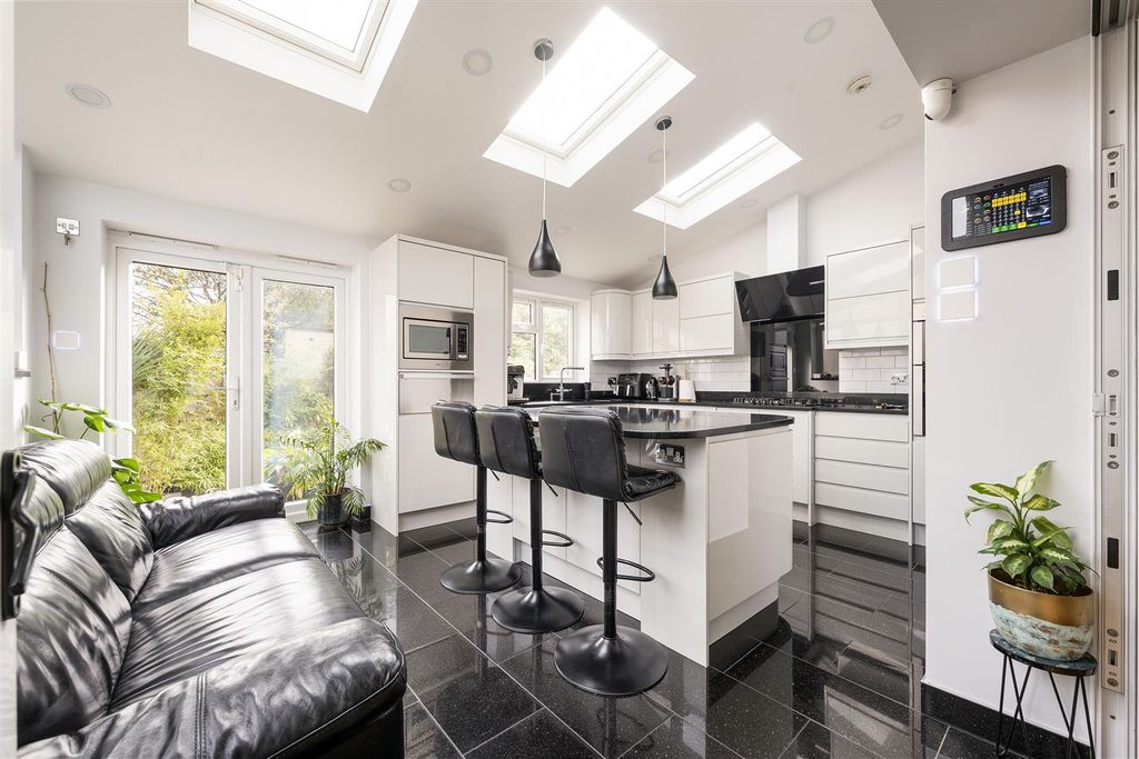 Property photo 3 of 35 Douglas Avenue, E17