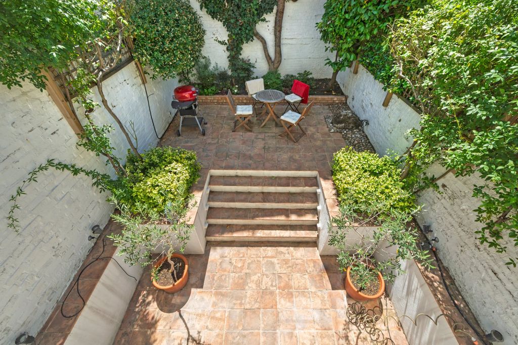 Property photo 3 of 18 Garden