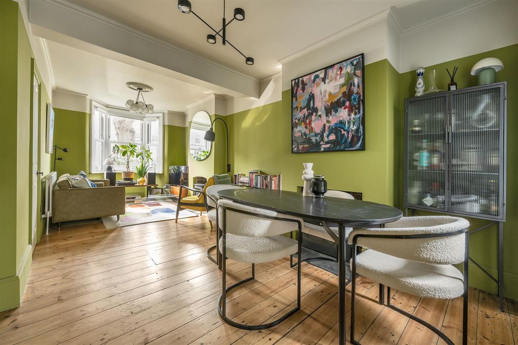 Property photo 2 of 29 Woodlands Road, E17