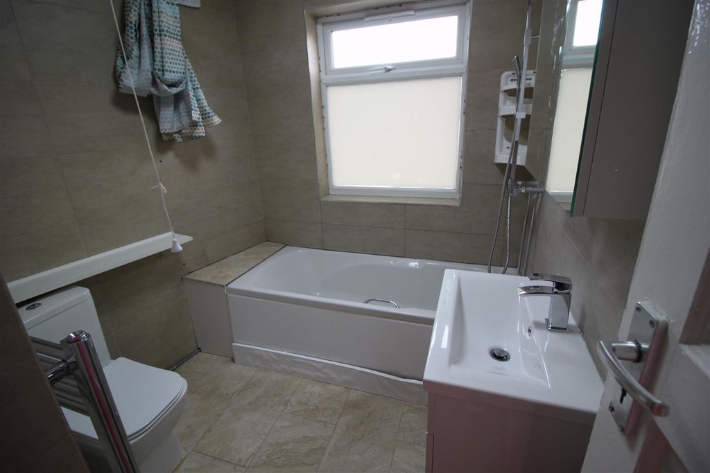 Property photo 2 of 8 Bathroom
