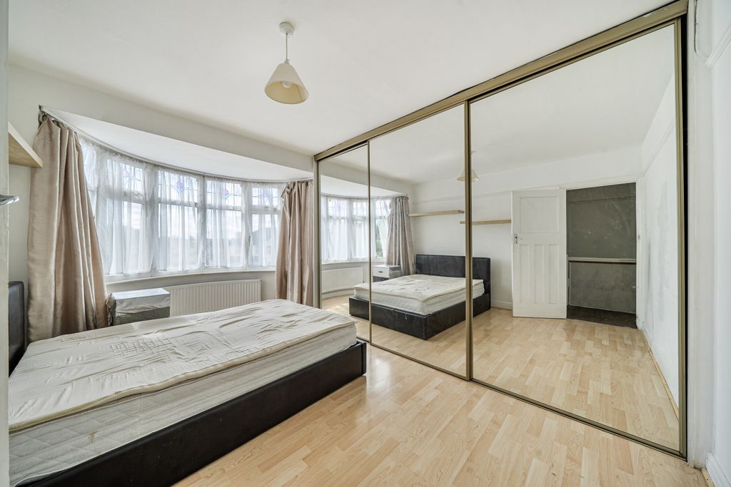 Property photo 3 of 13 1457594-20-69Fb1E...