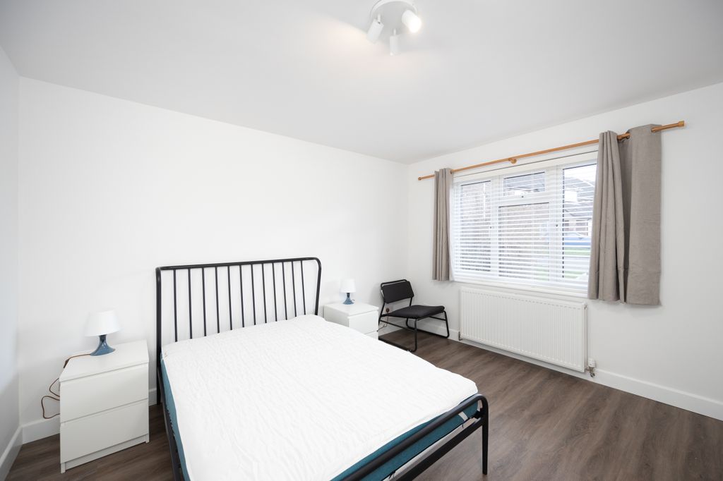 Property photo 2 of 9 104  Kynaston Avenue Hp21 9Ds-2