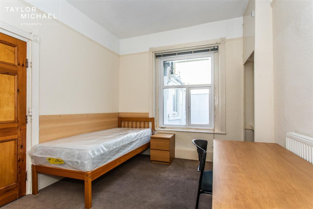 Property photo 3 of 11 Room