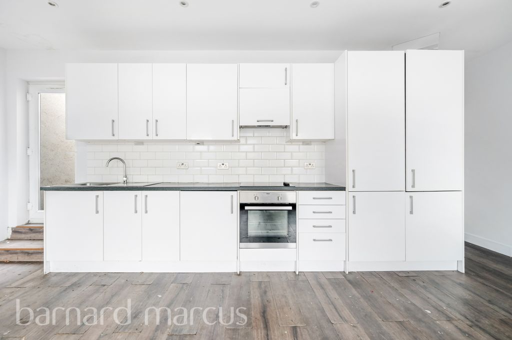 Property photo 2 of 9 Kitchen