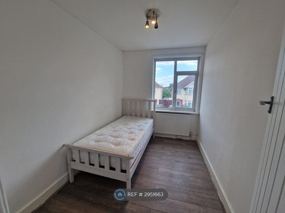 Property photo 3 of 14 Bedroom 2