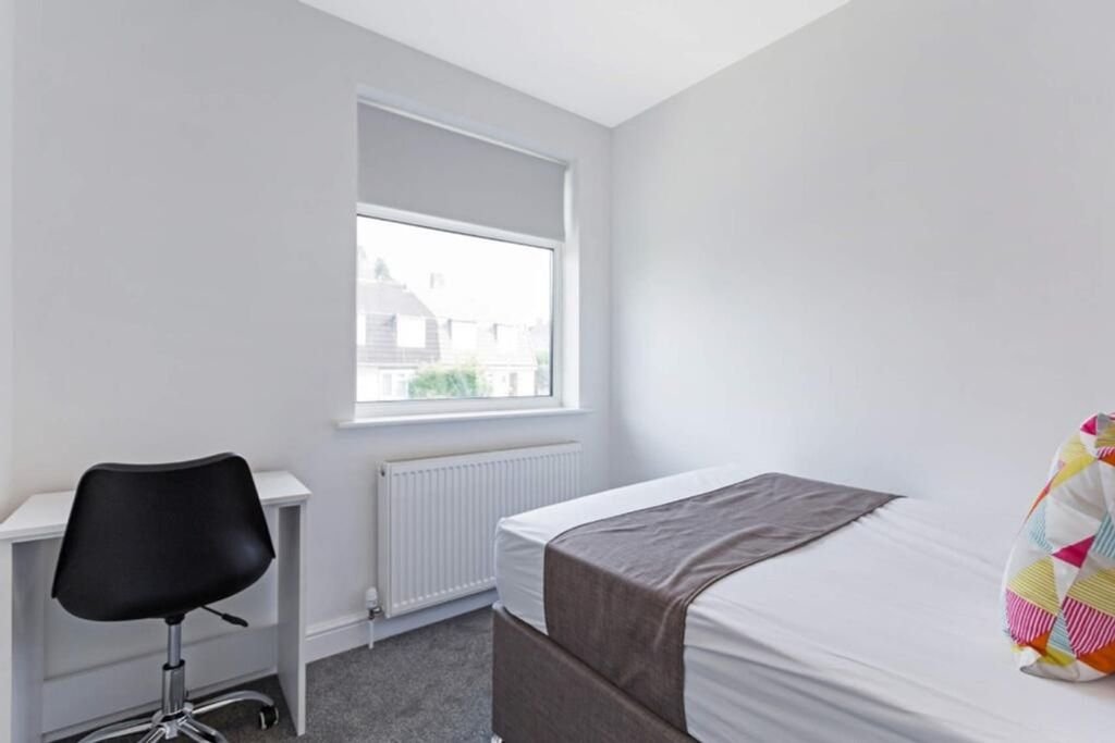 Property photo 1 of 14 Bright And Cozy Double Bedroom Featuring A Comfort...