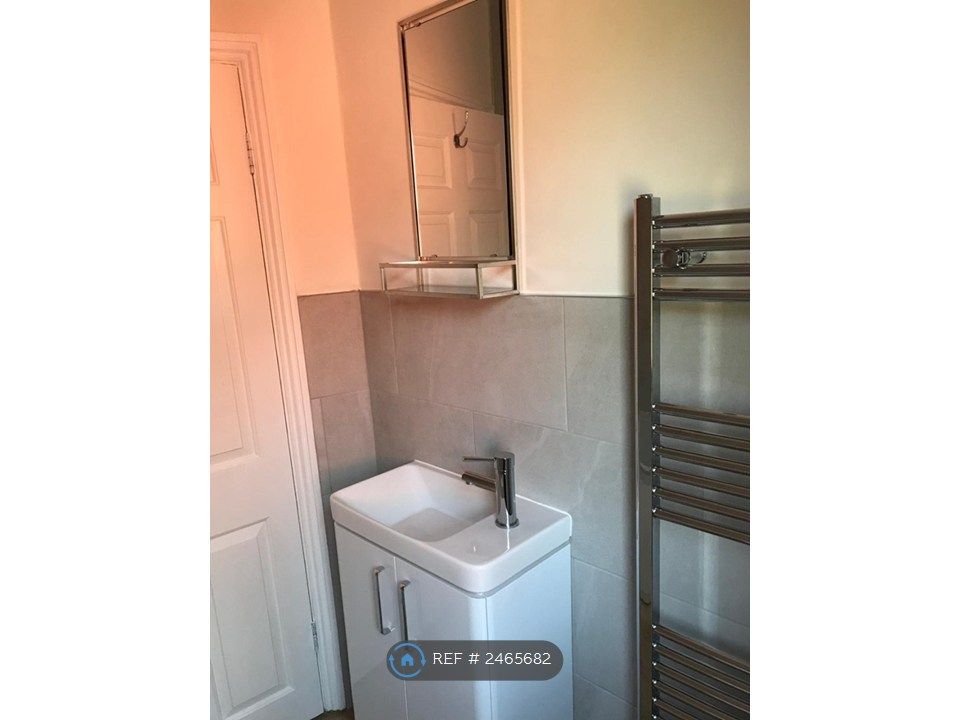 Property photo 3 of 10 Bathroom