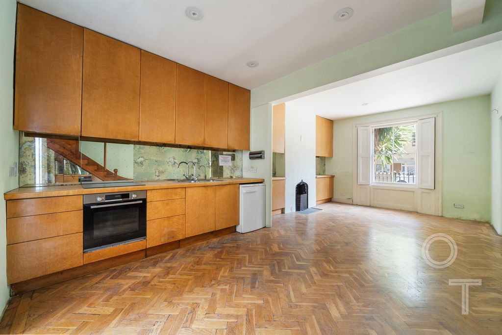 Property photo 3 of 11 Kitchen