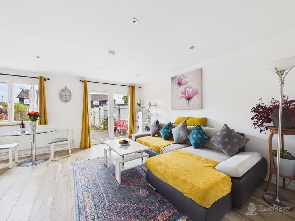 Property photo 3 of 22 Living Room- Mark Stephens Ewemove Newmarket And S