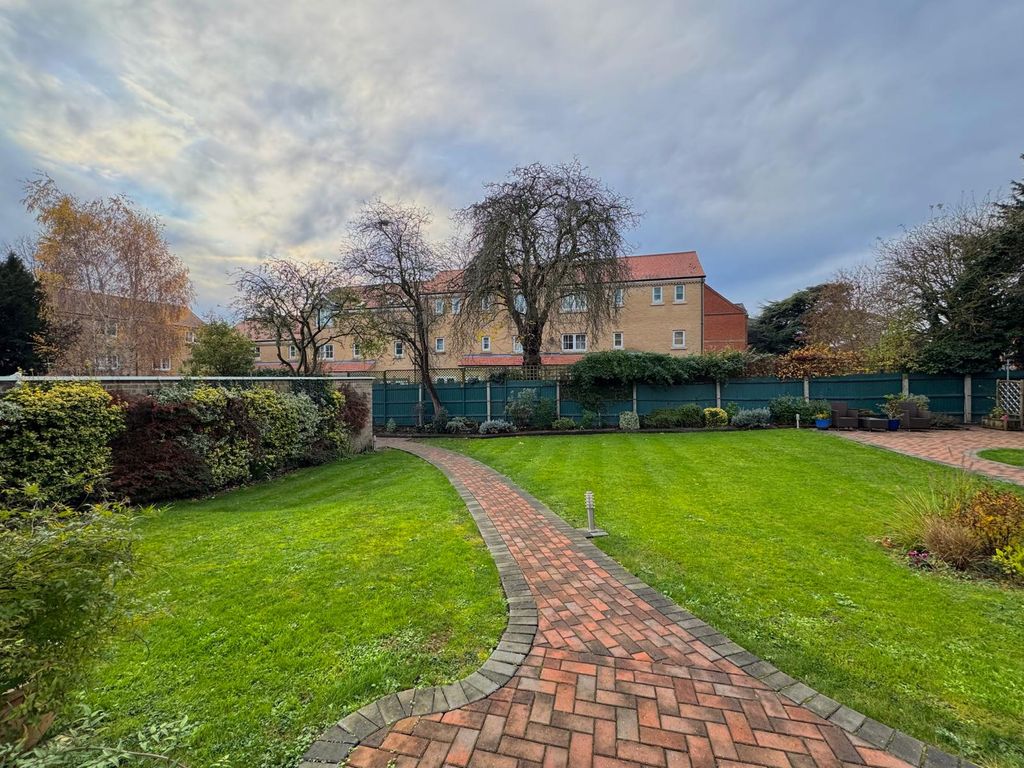Property photo 2 of 6 Garden