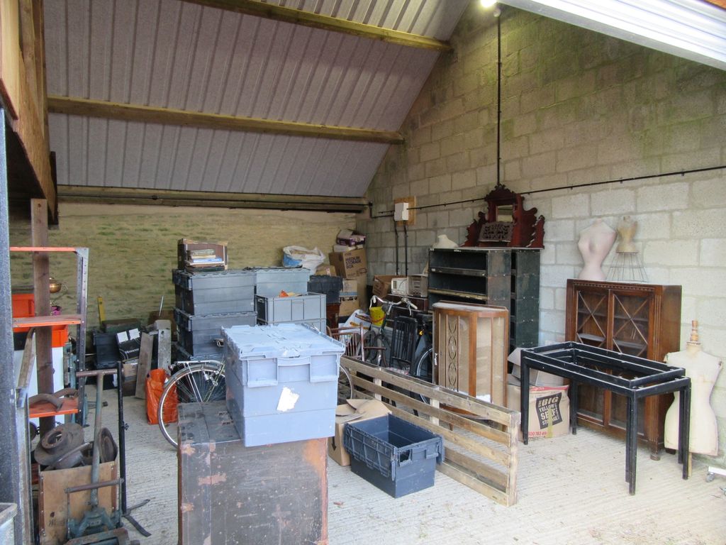 Property photo 2 of 3 J30 Int (2)