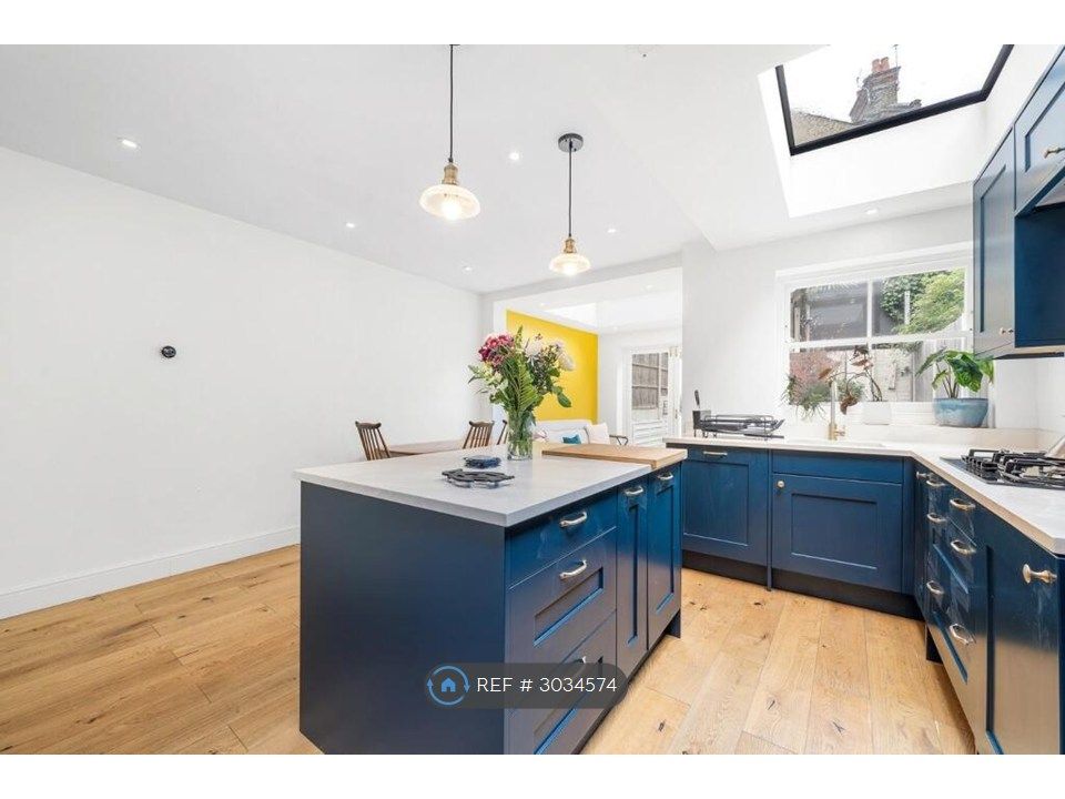 Property photo 2 of 11 Kitchen
