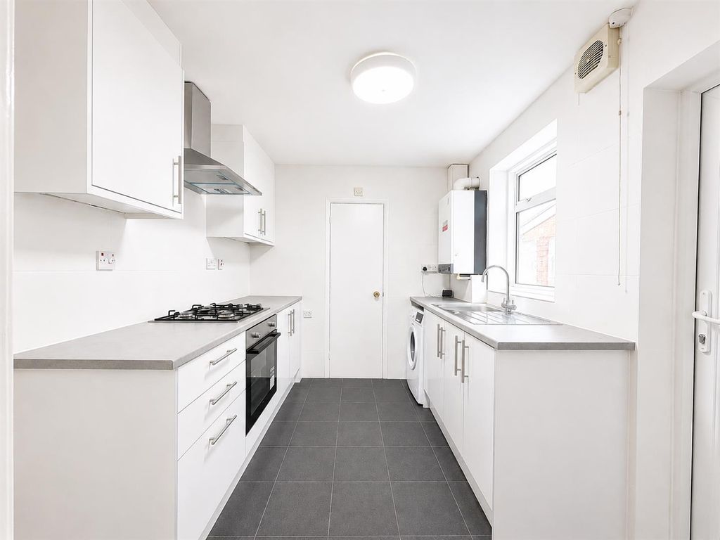 Property photo 2 of 11 Kitchen