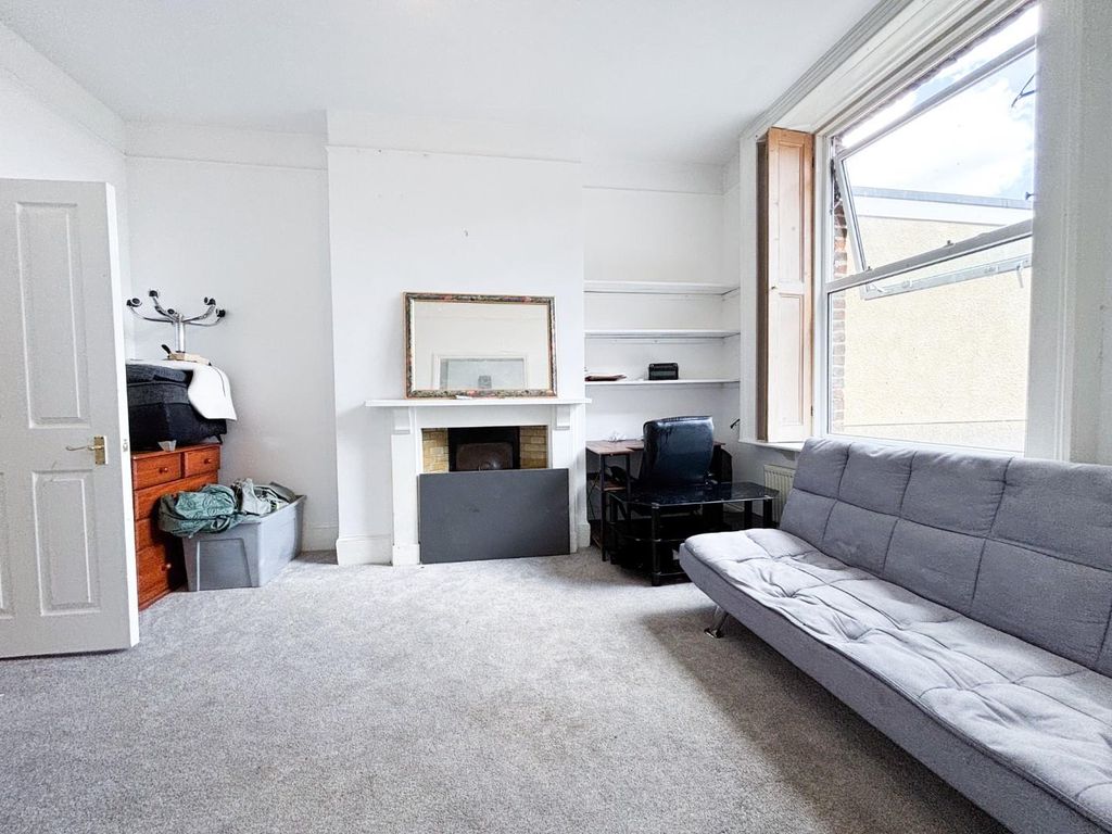 Property photo 1 of 18 Lounge