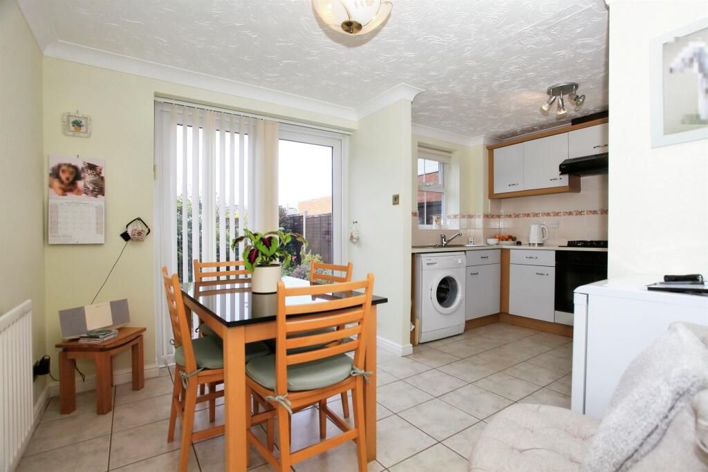 Property photo 3 of 10 Kitchen