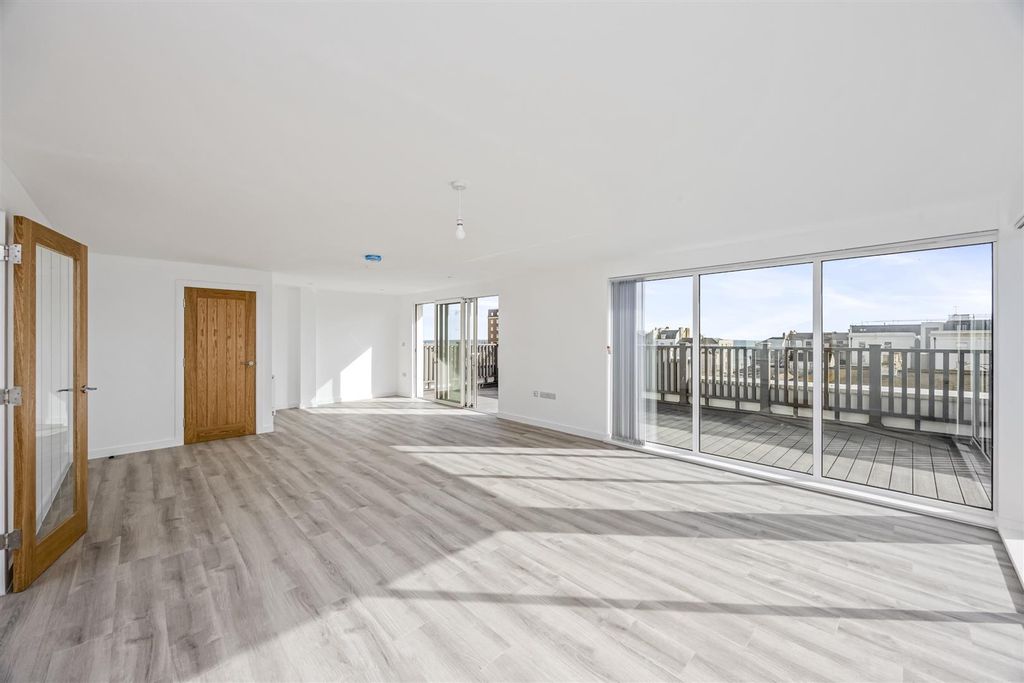 Additional image 15 of 2 bed flat to rentMontague Street, Worthing BN11