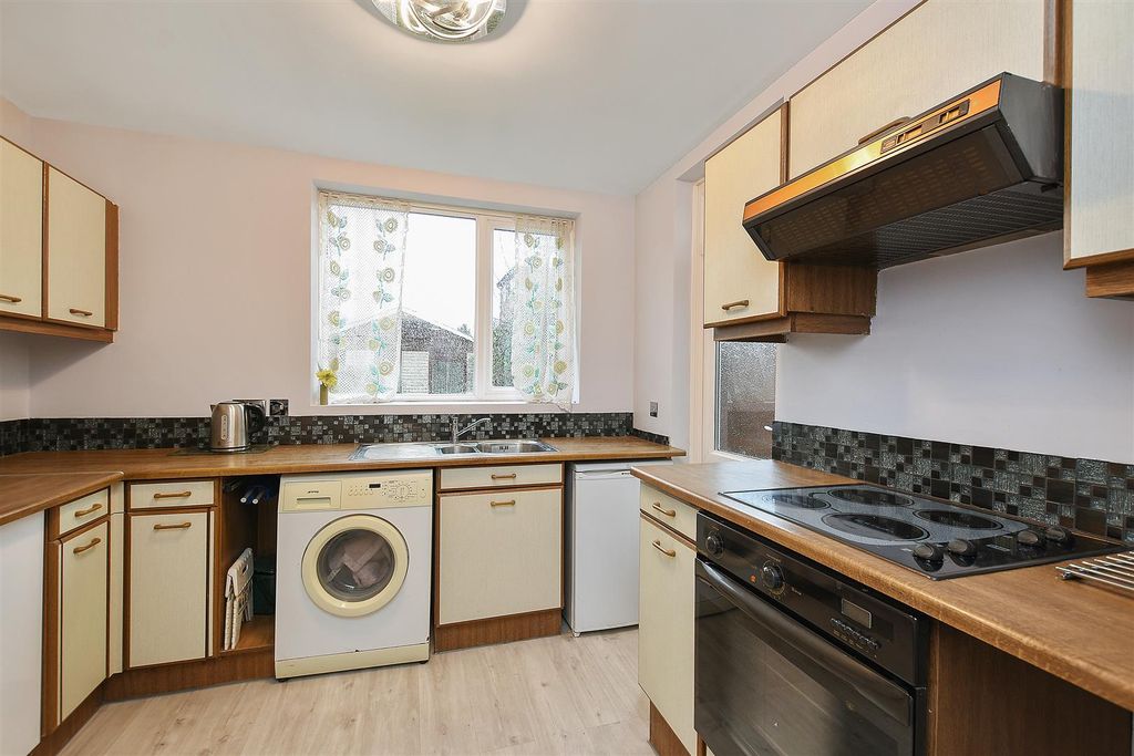Property photo 3 of 12 Rhmsr - 52 River Meads Ave, Tw2 - Hi Res (20).Jpg