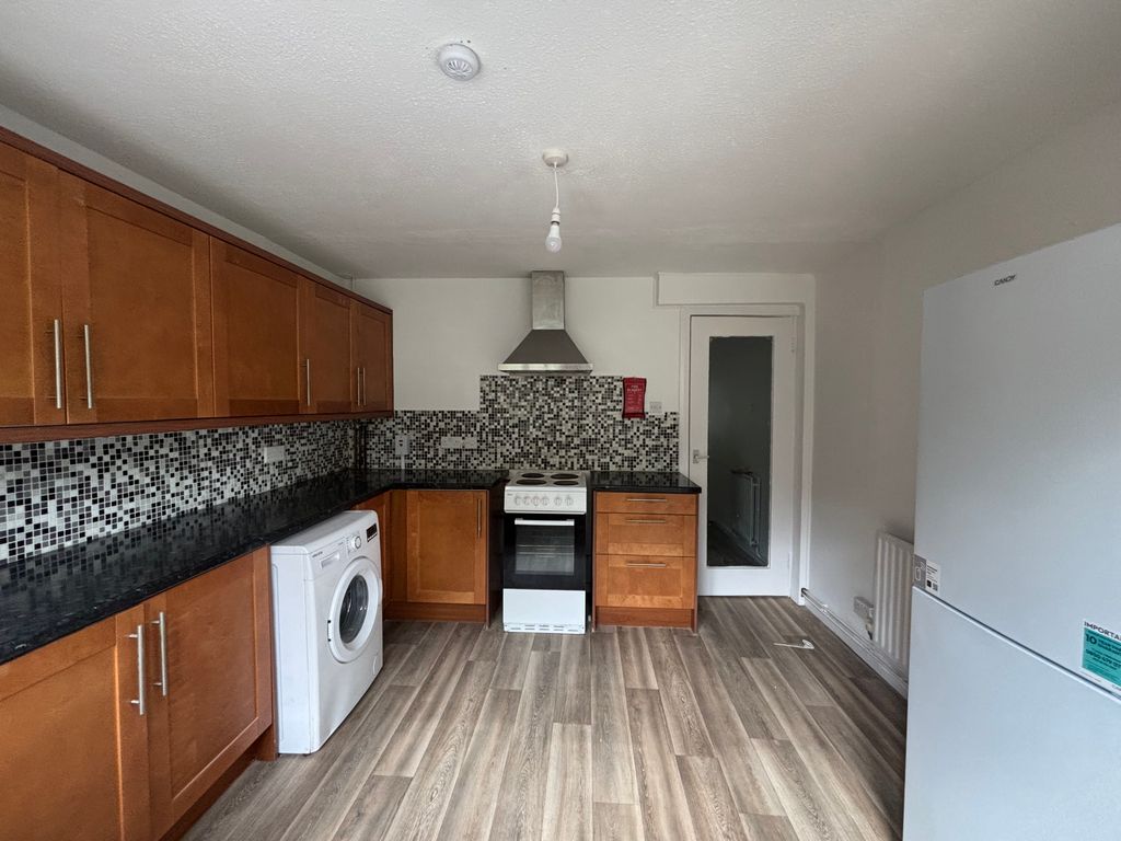 Property photo 3 of 10 Kitchen