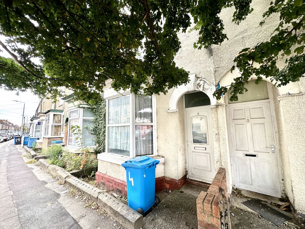 Property photo 1 of 7 Two / Three Bedroom Terrace House