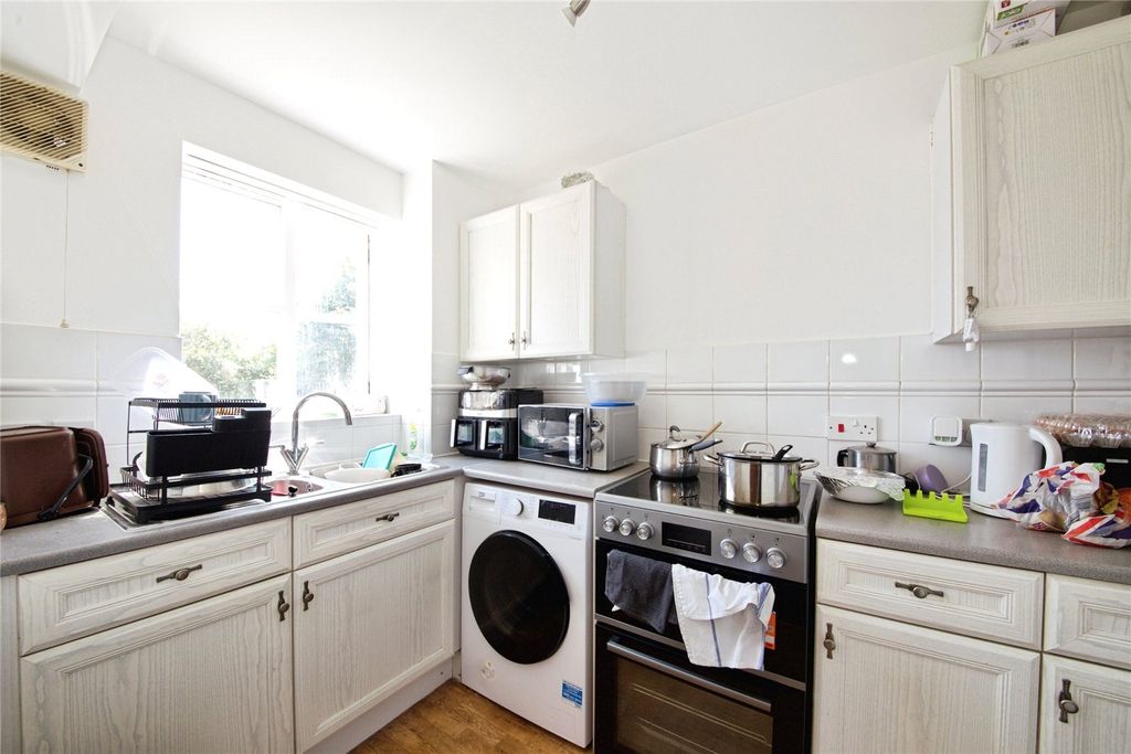 Property photo 3 of 18 Kitchen