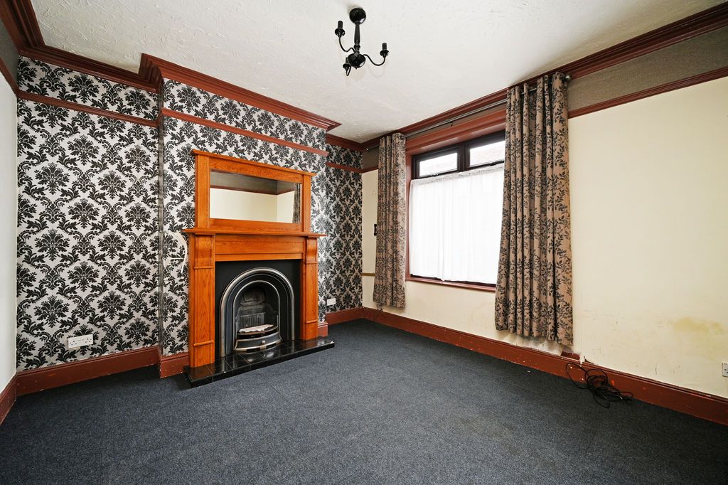 Property photo 3 of 18 Living Room