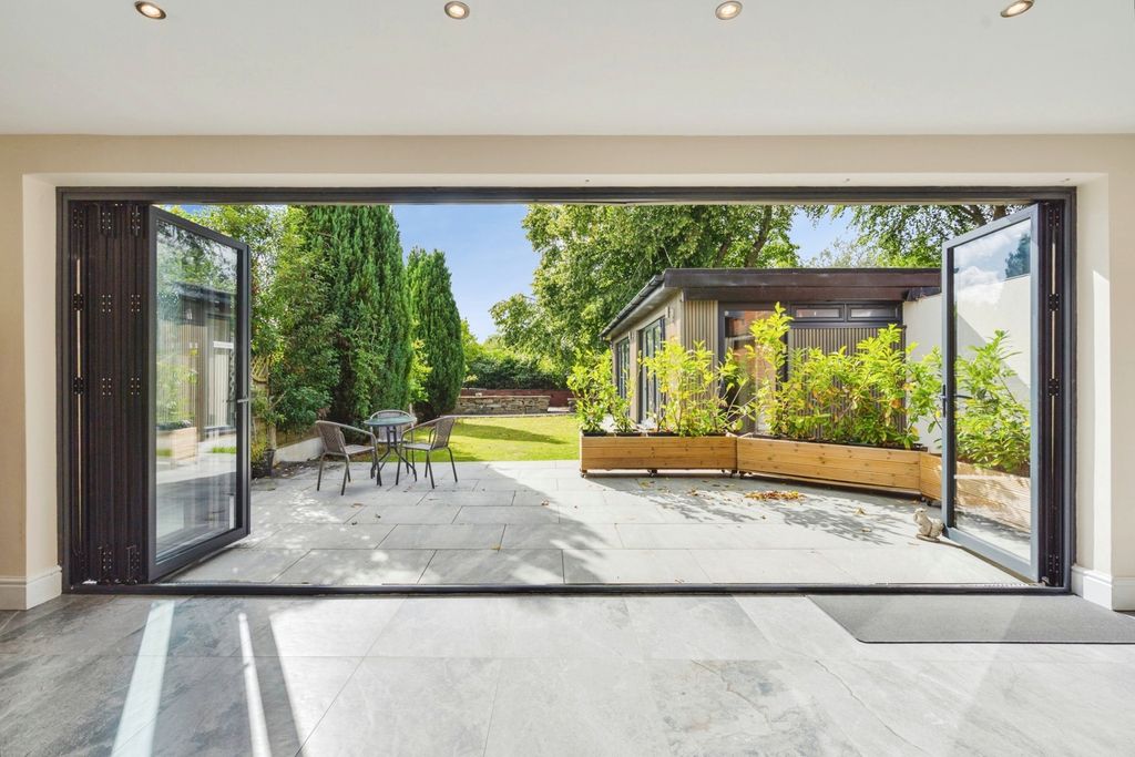 Property photo 2 of 32 Pbox-Img.Jpg