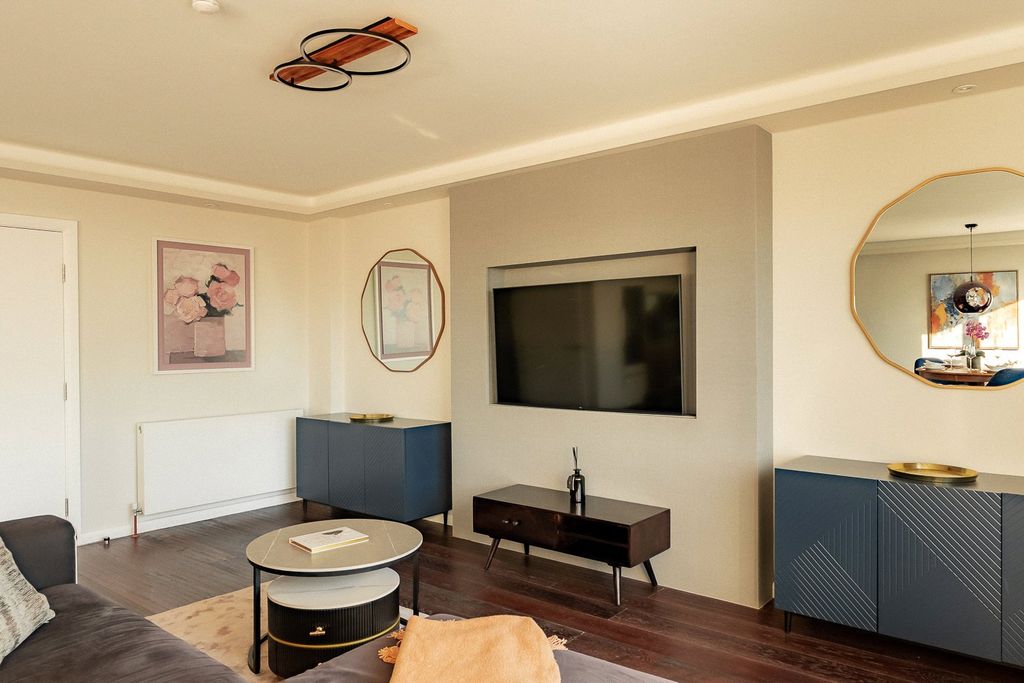 Property photo 2 of 21 Livingarea