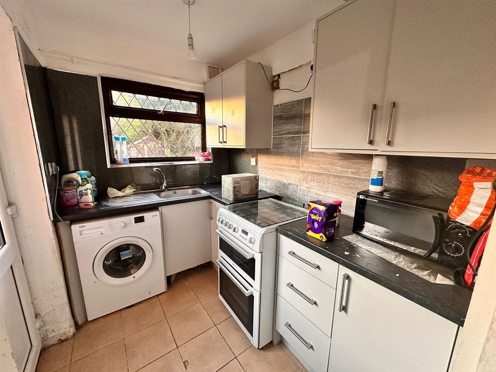 Property photo 3 of 9 Kitchen