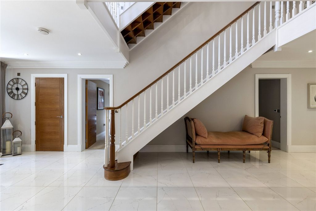 Property photo 2 of 22 Entrance Hall