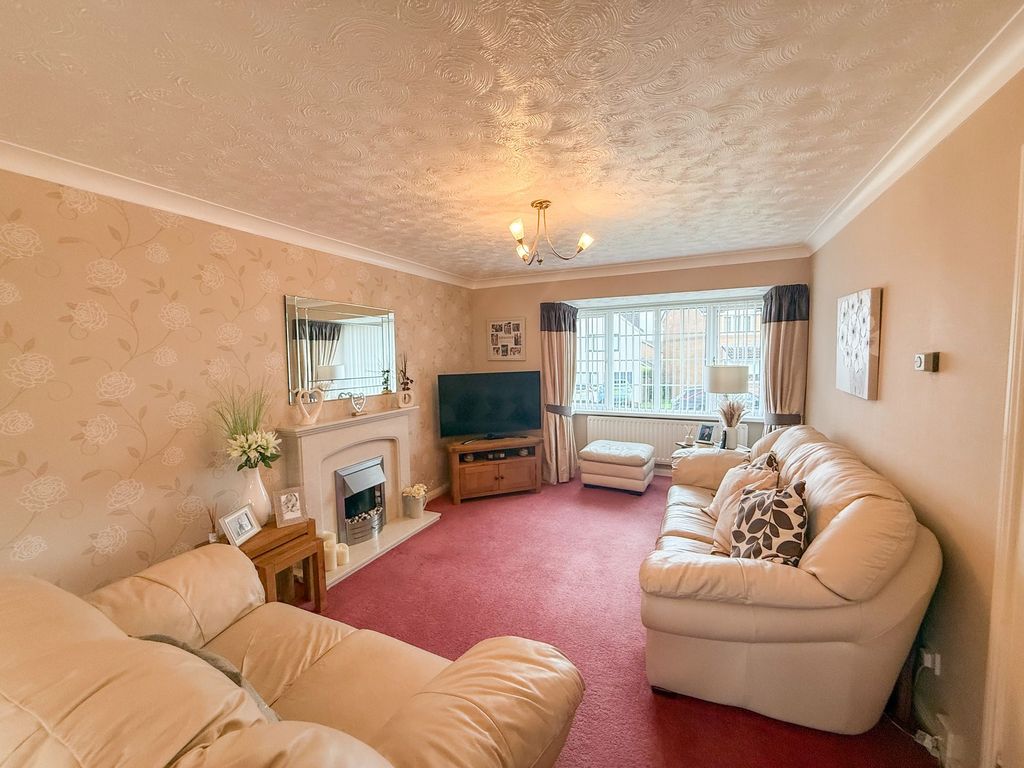 Property photo 2 of 11 Lounge